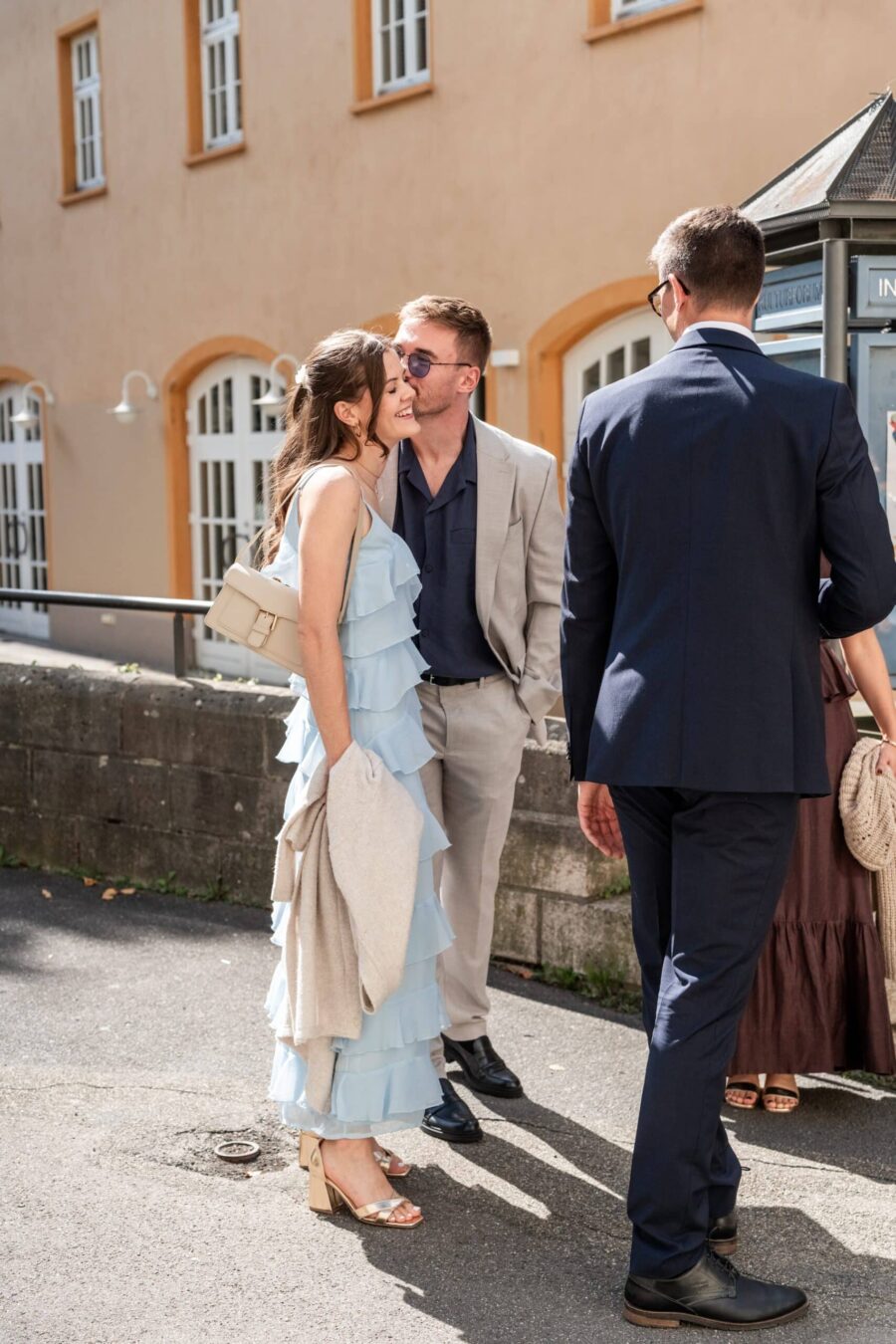 Gäste im Gespräch bei Hochzeitsempfang draußen