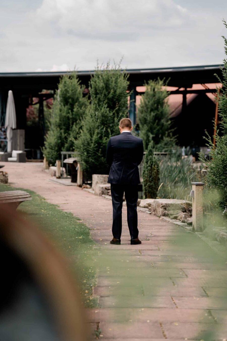 Gartenweg mit elegant gekleideter Person