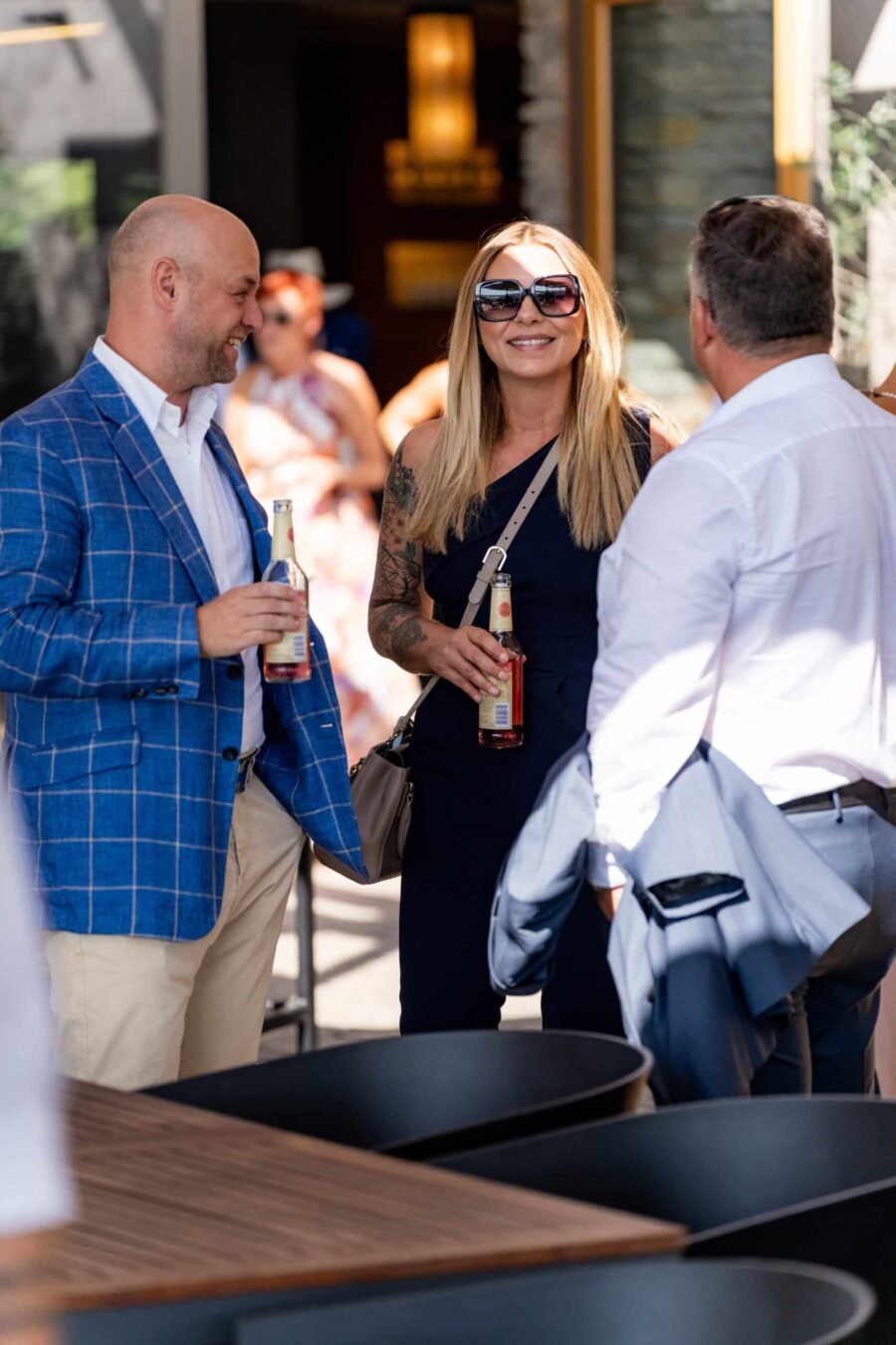 Hochzeitsgäste mit Getränken im Empfangsbereich