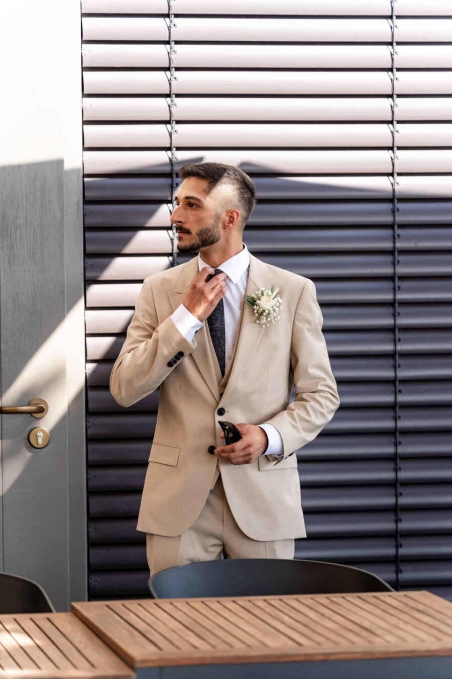 Bräutigam im Anzug mit Blumenanstecker