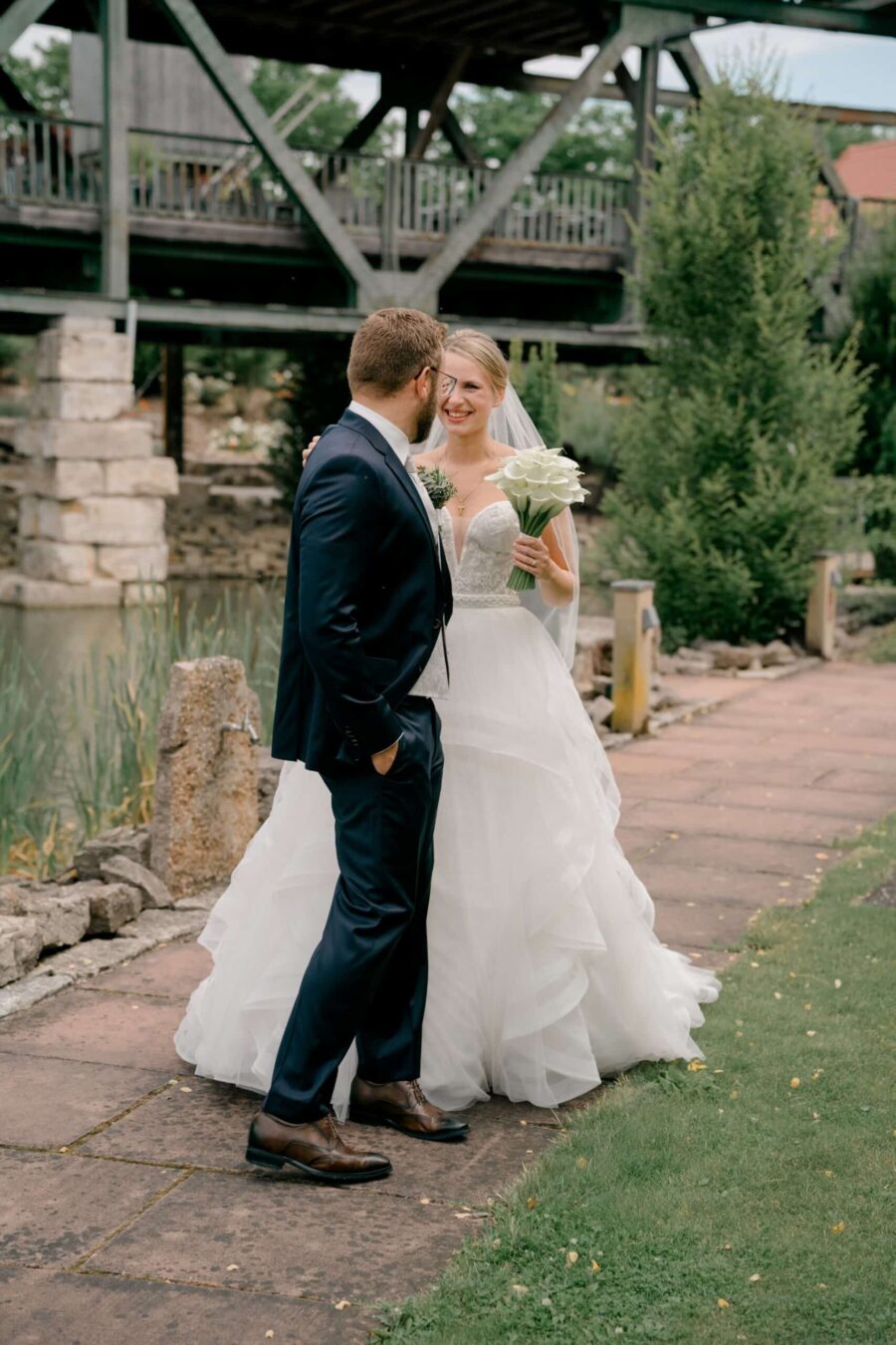 Brautpaar im Park vor hölzernem Steg