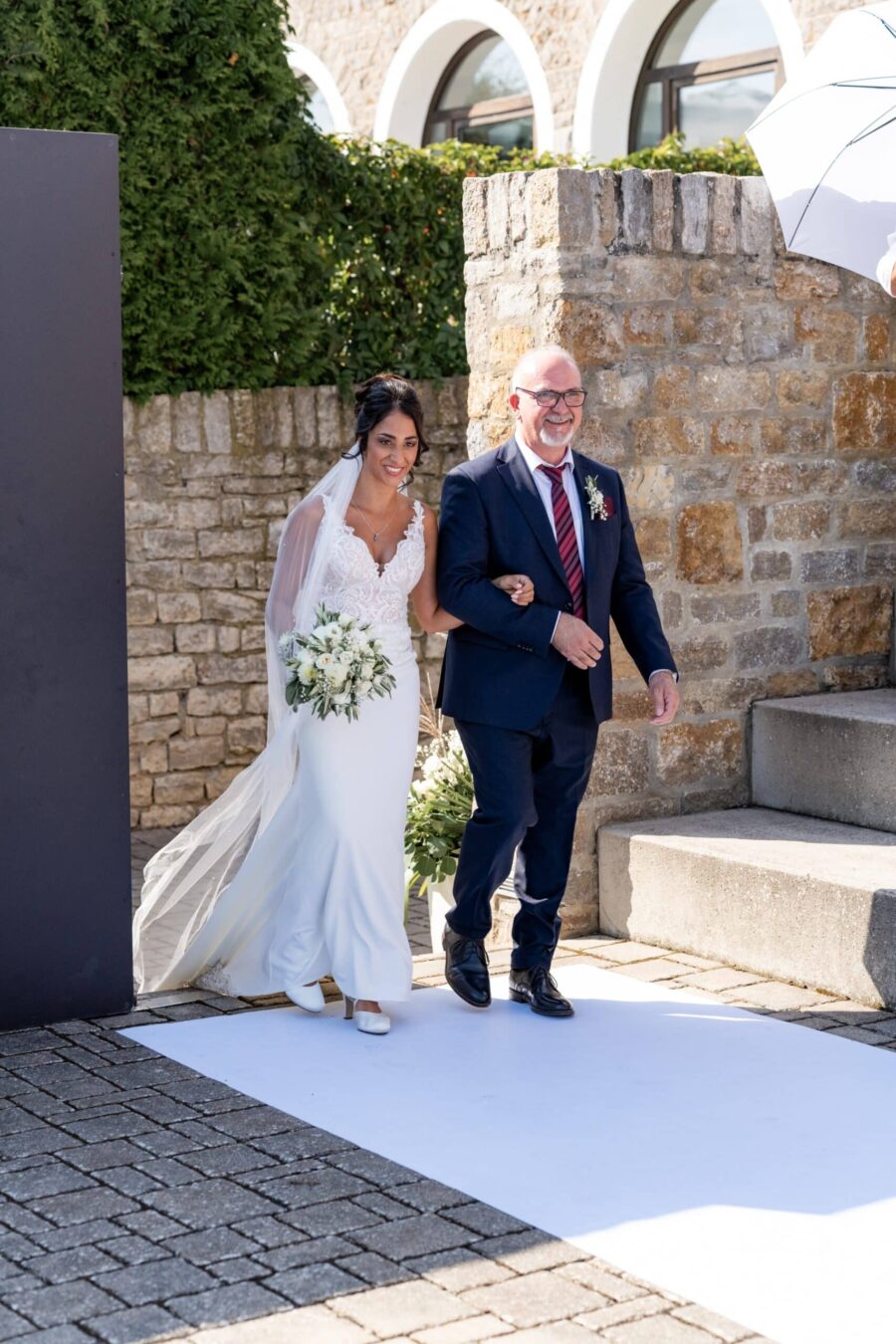 Braut mit Begleitung auf Hochzeitsempfang