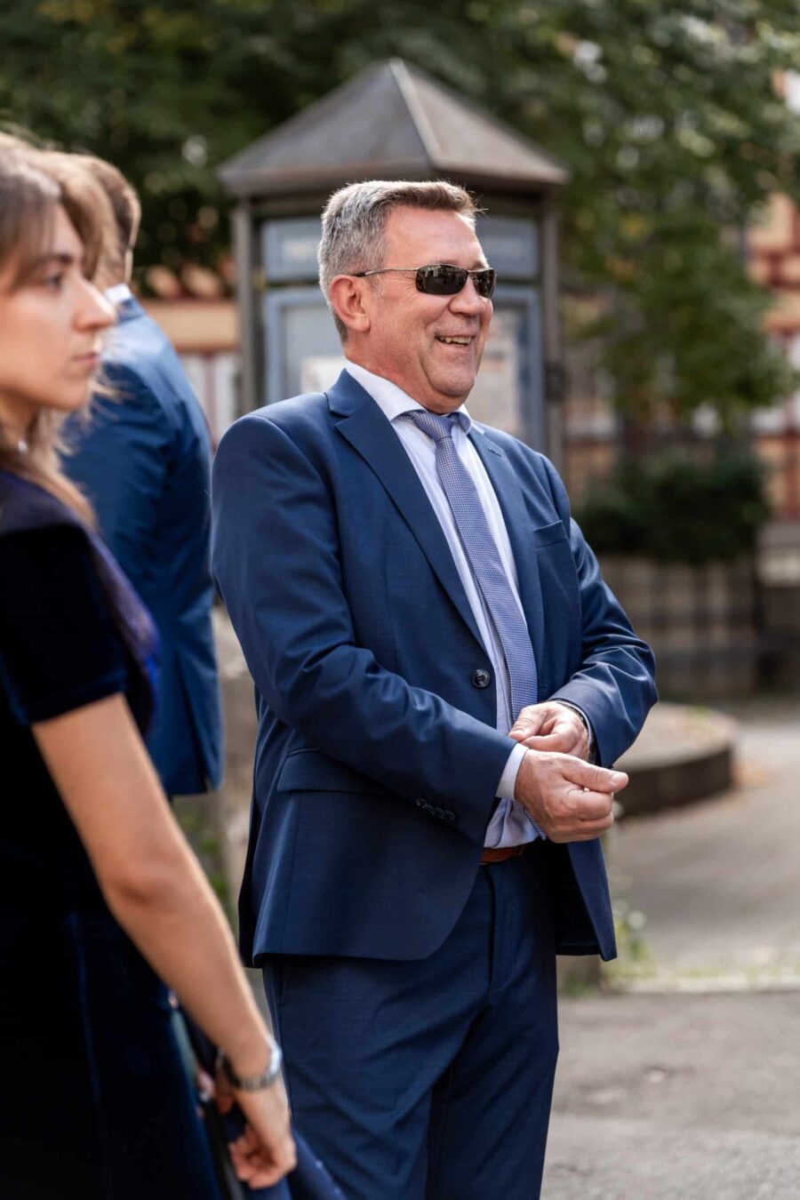 Gäste in eleganter Kleidung im Freien