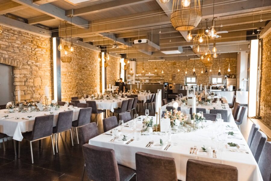 Elegante Hochzeitstafel in rustikalem Saal