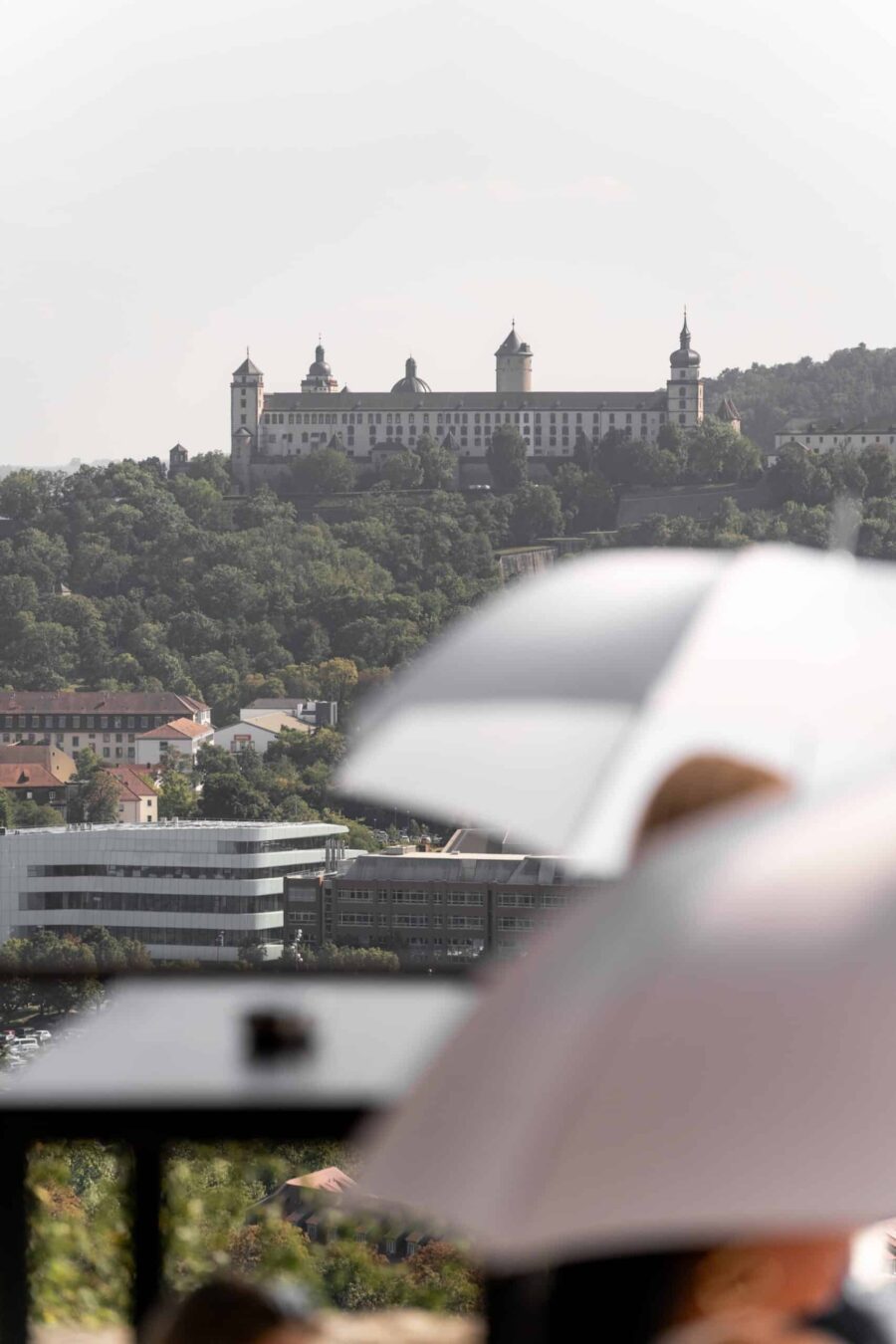 Schlossblick mit Gästen unter weißen Schirmen