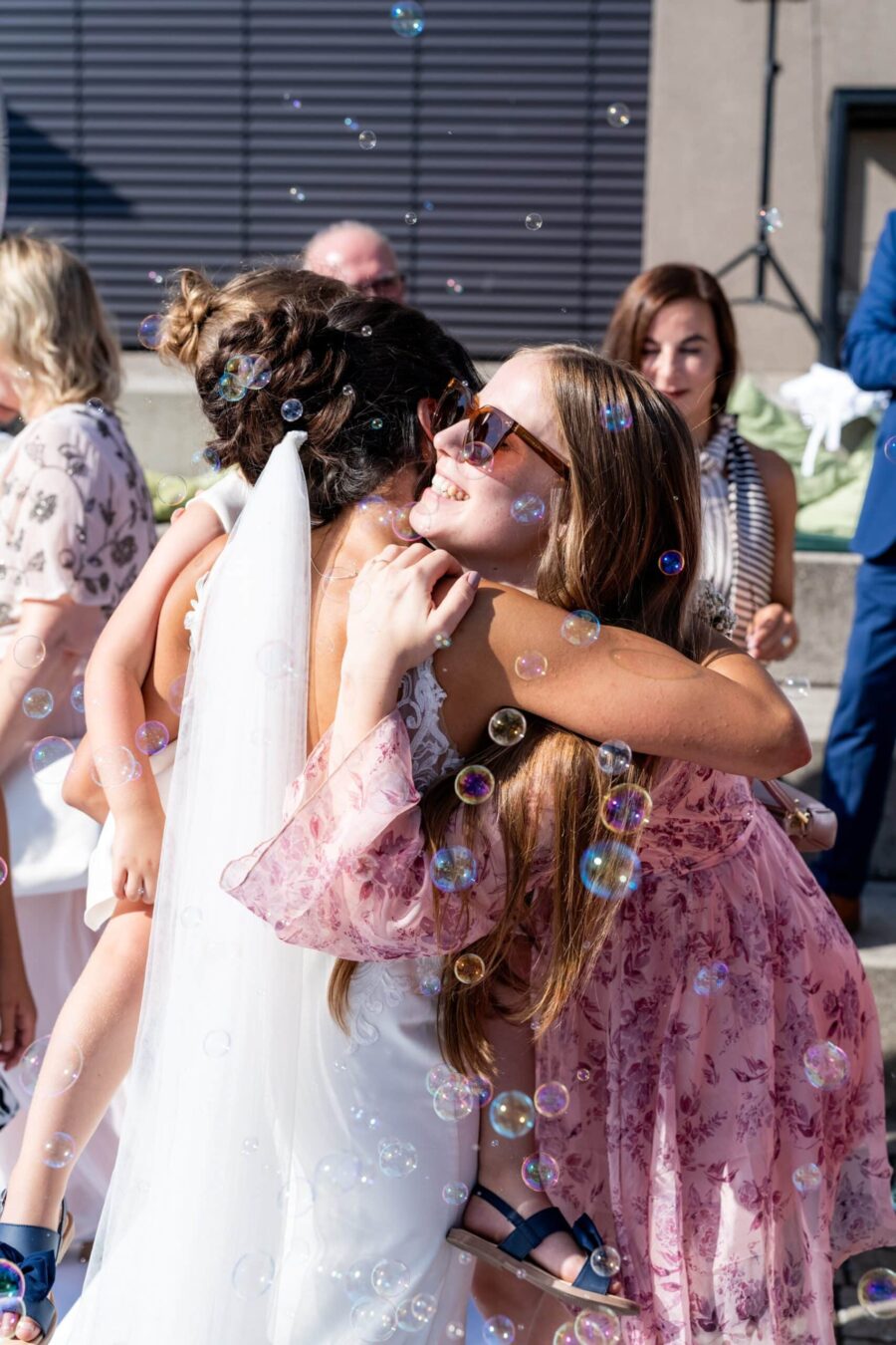 Umarmung bei Hochzeitsfeier mit Seifenblasen