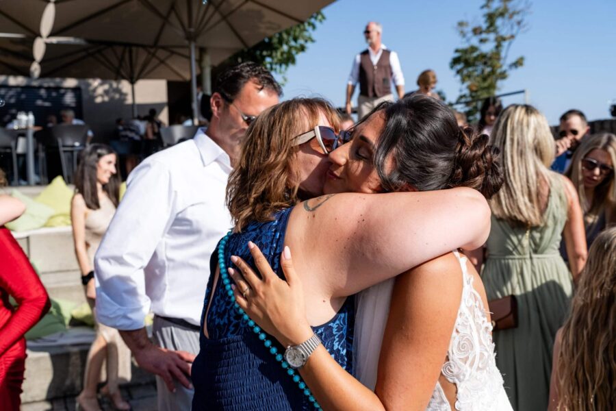 Hochzeitsumarmung unter freiem Himmel
