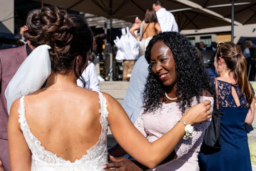 Braut und Hochzeitsgäste im Gespräch im Freien