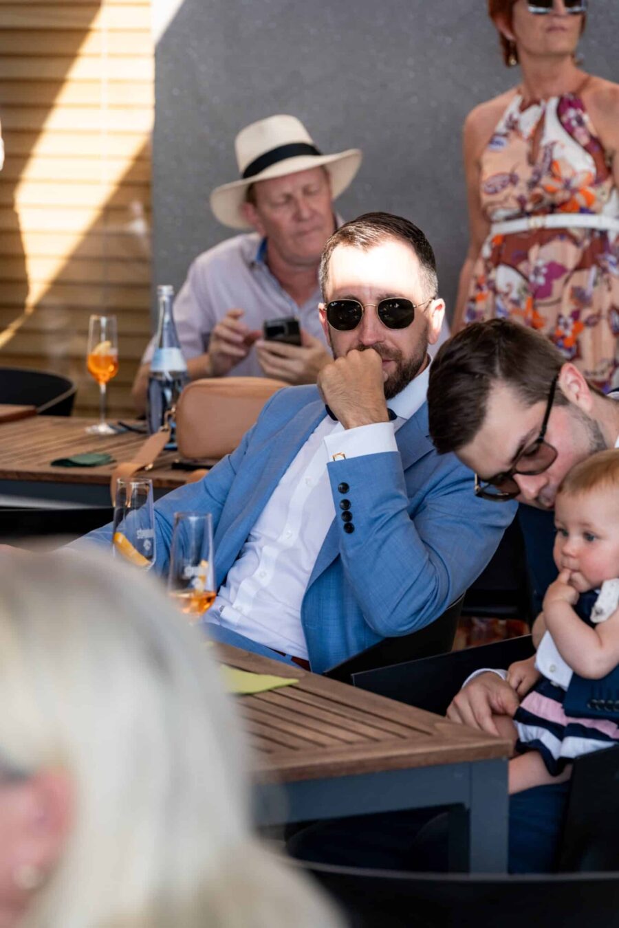 Hochzeitsgäste bei Empfang mit Aperol Spritz