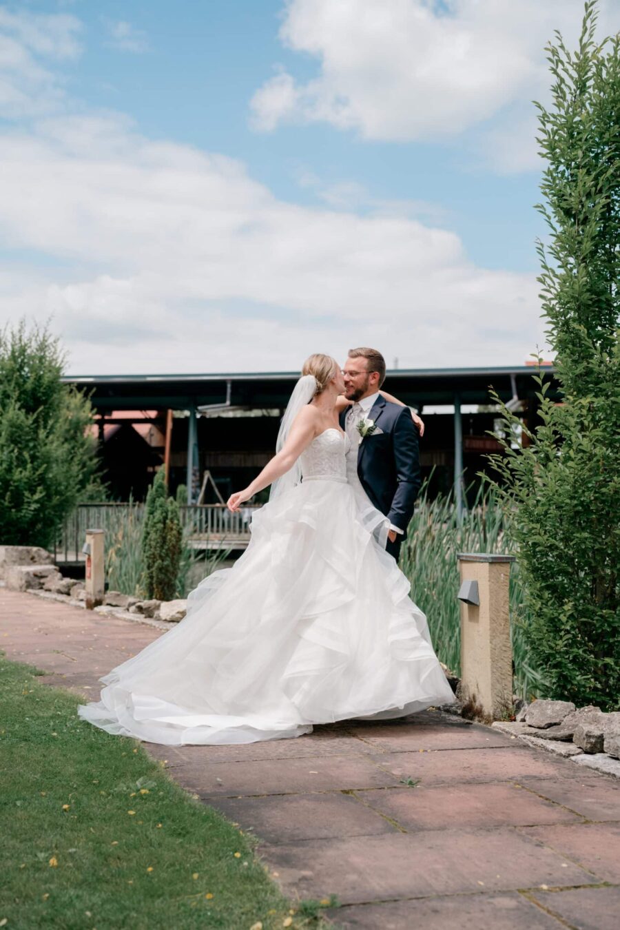 Brautpaar im Garten bei sonnigem Wetter