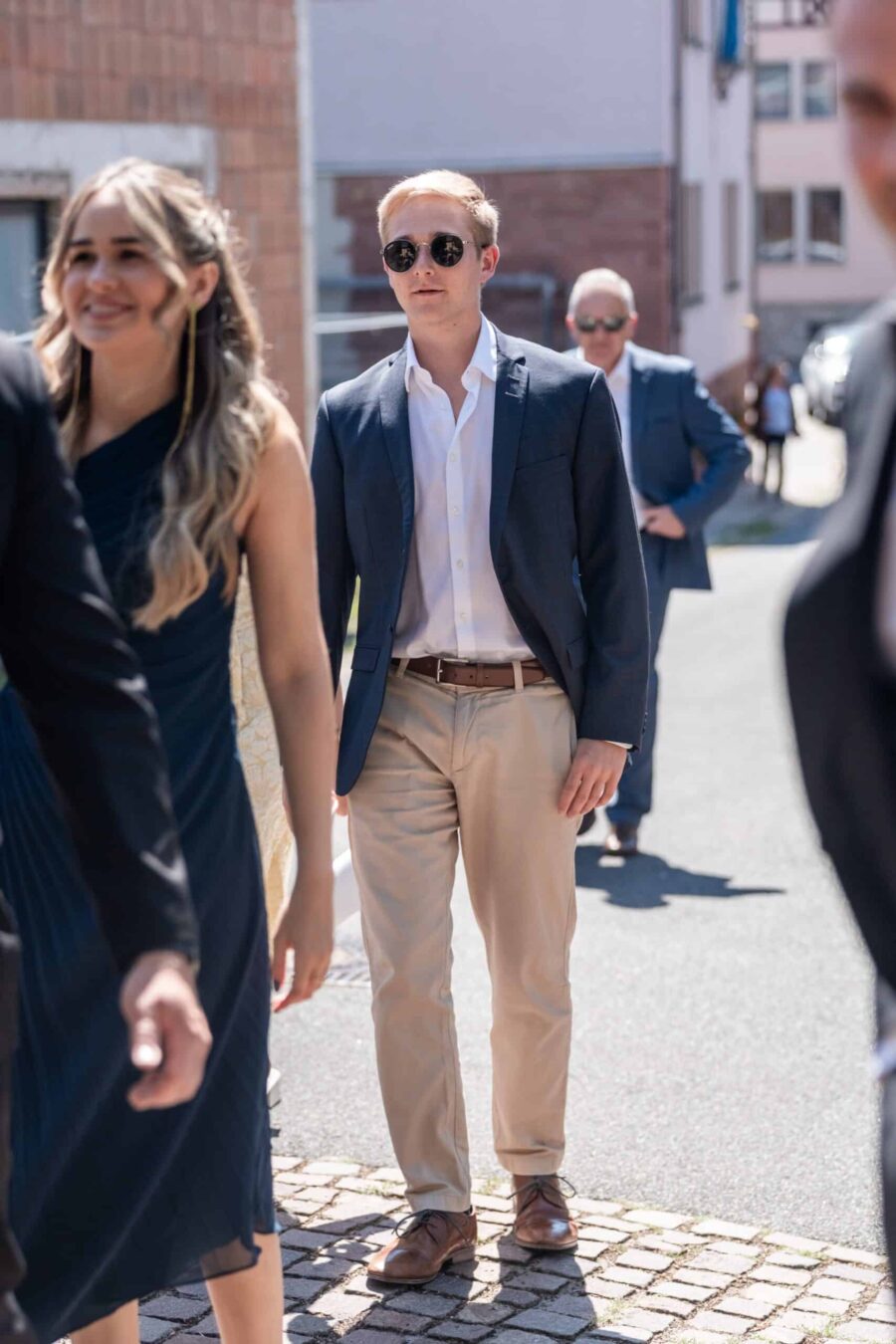 Hochzeitsgäste in eleganter Kleidung im Freien