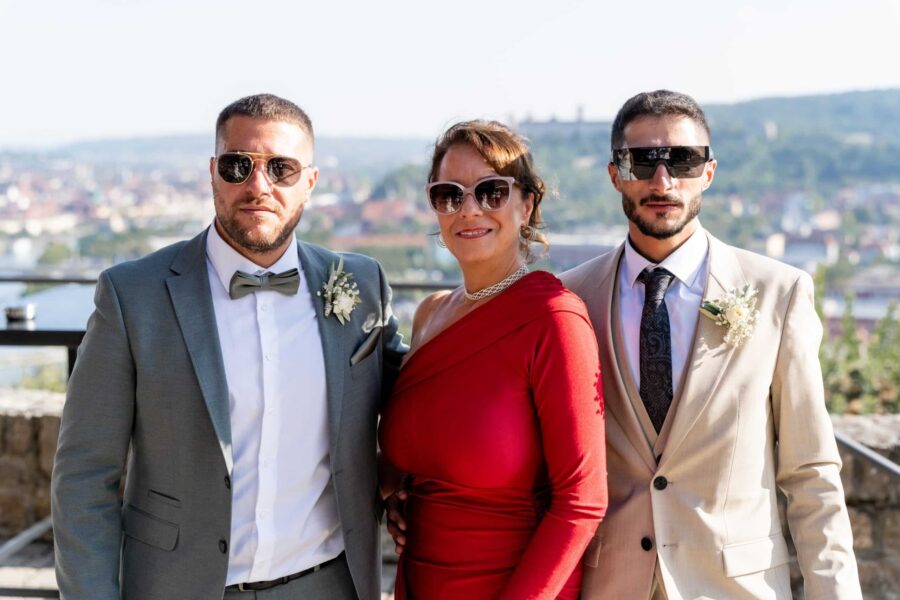 Gäste in festlicher Kleidung bei Außenaufnahme