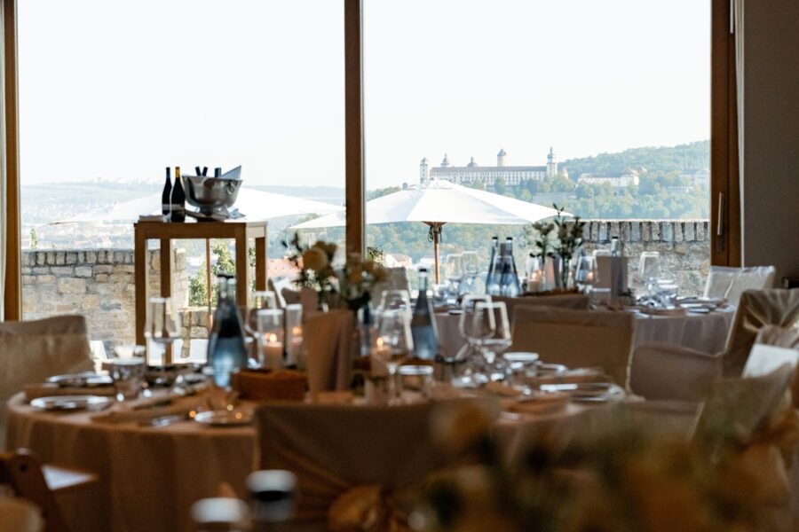 Hochzeitslocation mit Blick auf Schloss im Sommer