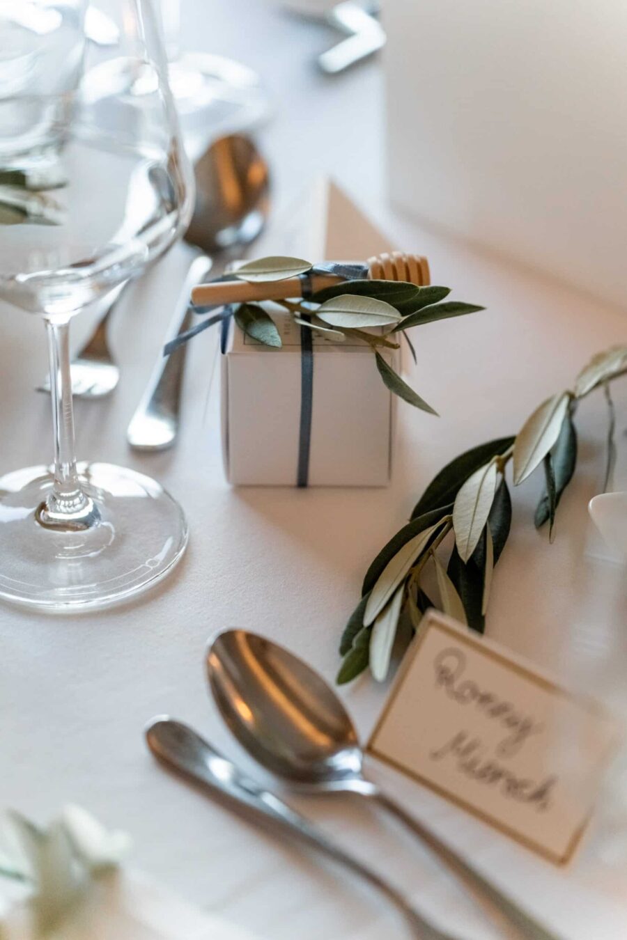 Tischdekoration mit Gastgeschenk und Namensschild