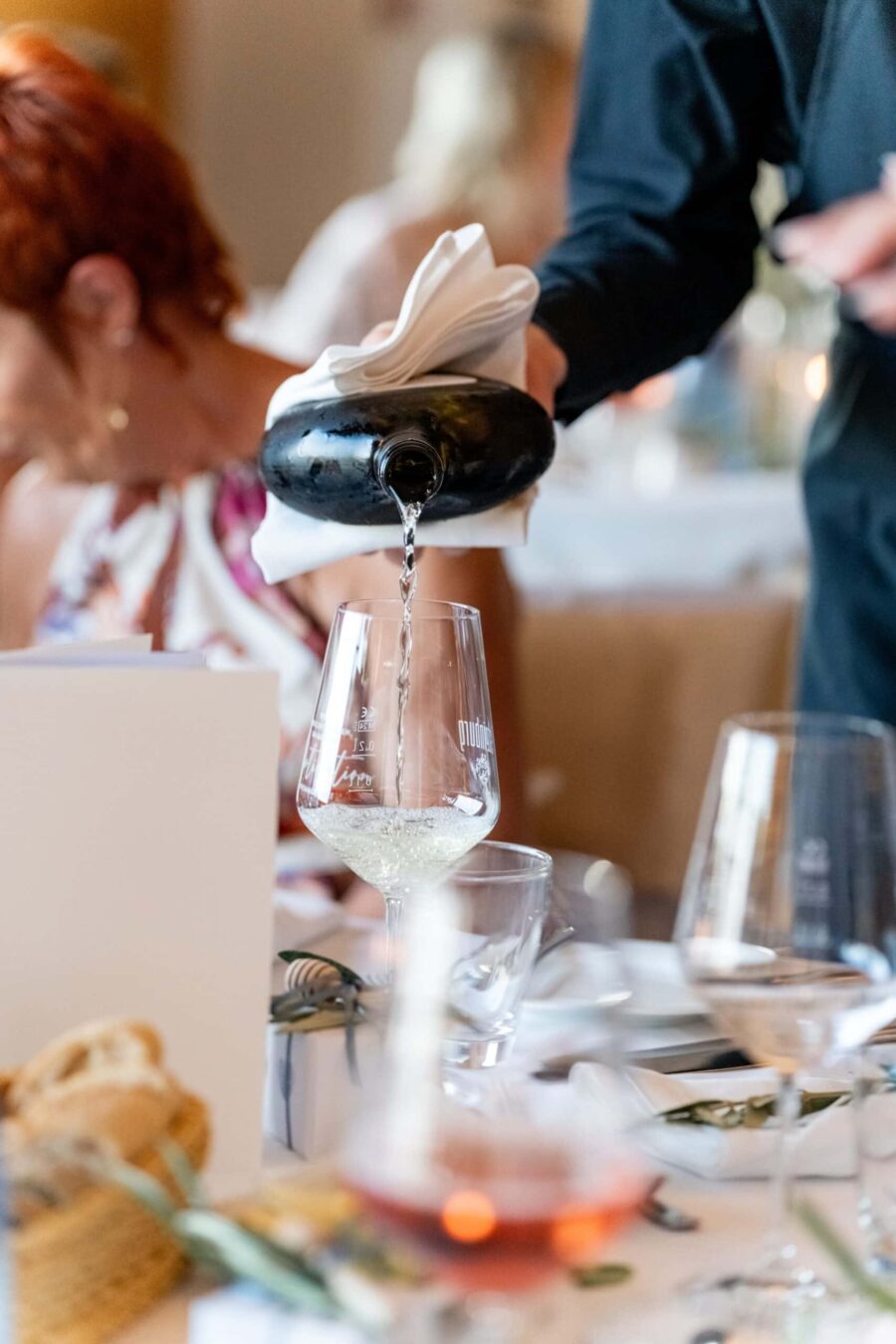 Wein wird bei Hochzeitsessen eingeschenkt