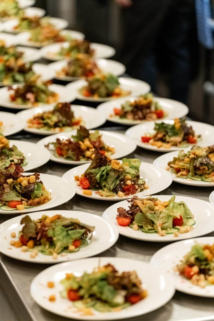 Hochzeitsteller mit frischen Salaten angerichtet.