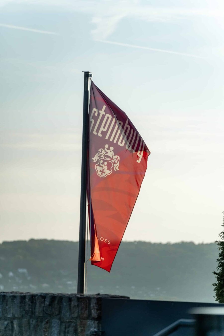 Flagge im Freien auf einer Mauer bei Tageslicht