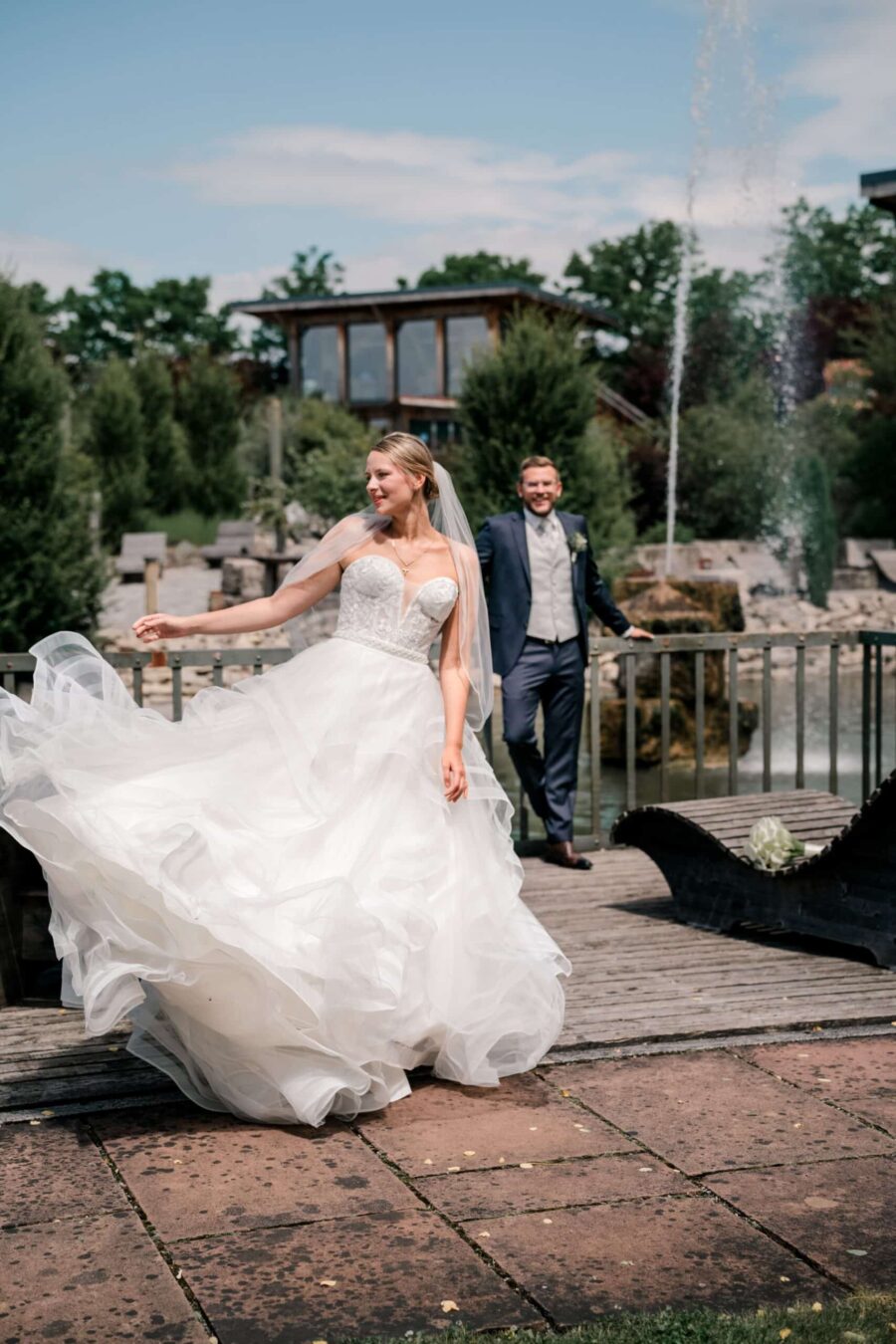 Brautpaar beim Fotoshooting im Sommergarten