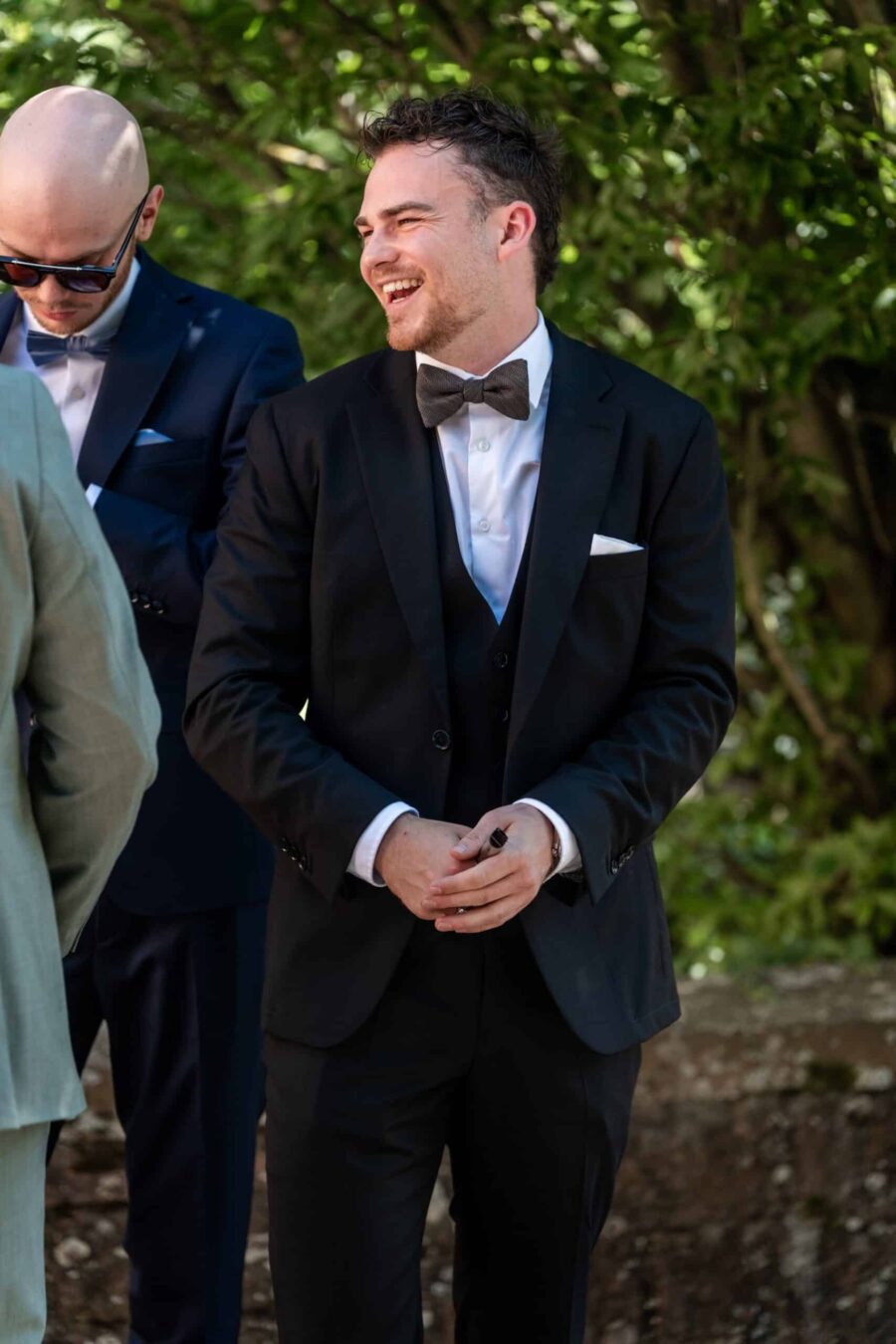 Gäste unterhalten sich im Garten bei Hochzeit