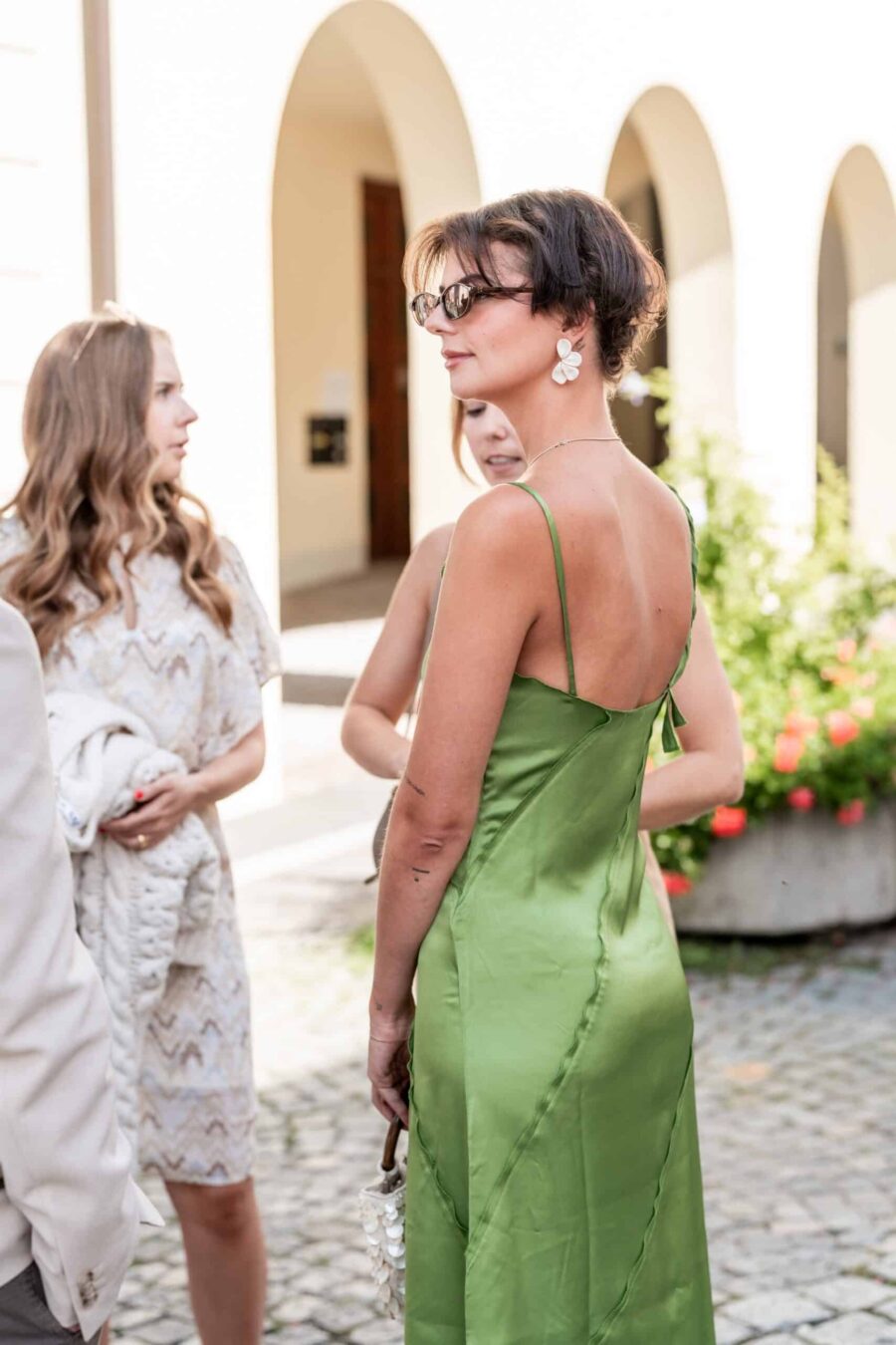 Gäste auf Sommerhochzeit im Freien