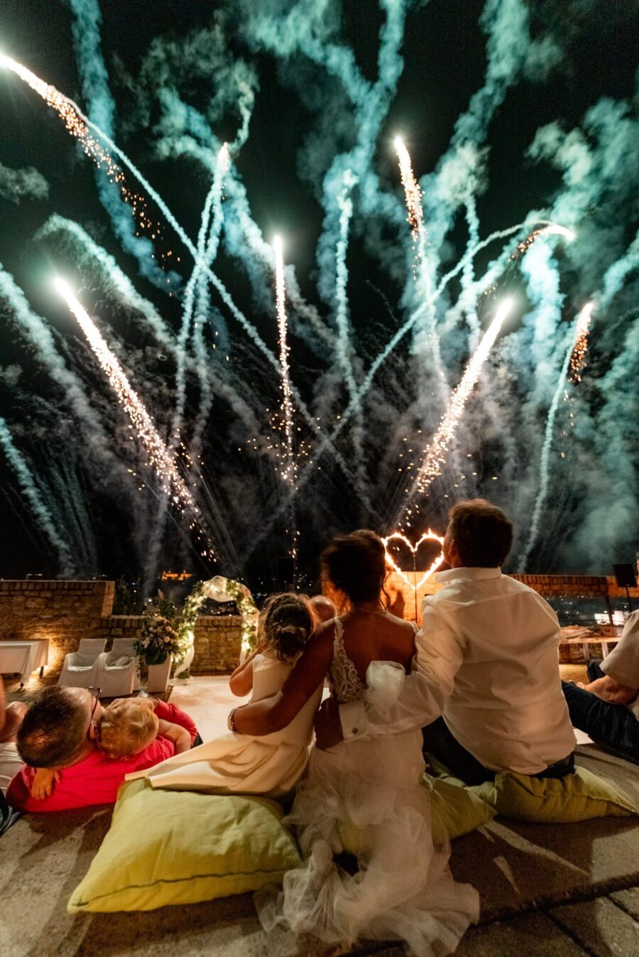 Feuerwerk bei Hochzeit mit Brautpaar und Kindern.
