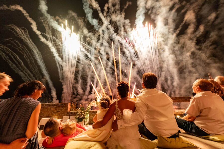 Feuerwerk bei Hochzeitsfeier im Freien