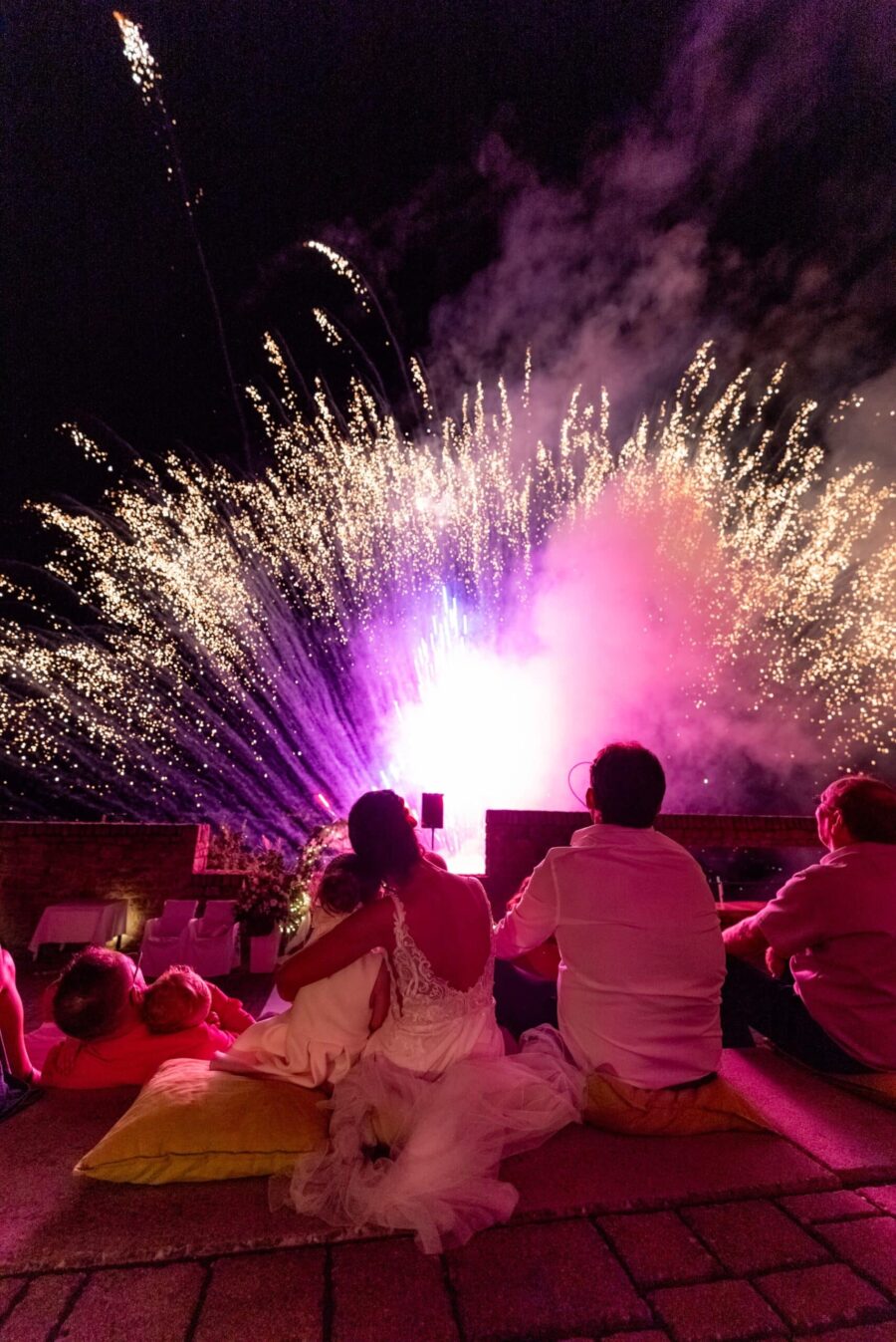 Hochzeitsfeuerwerk mit Gästen in der Nacht