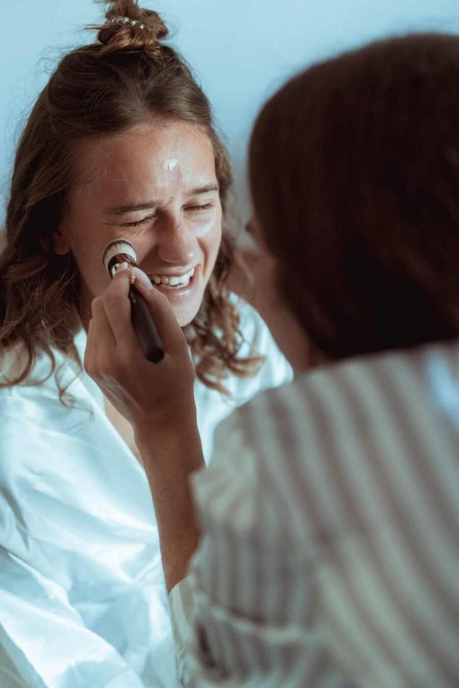 Braut beim Schminken vor der Hochzeit