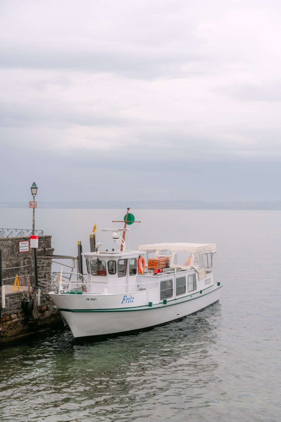 Hochzeitslocation am See mit Schiff am Steg