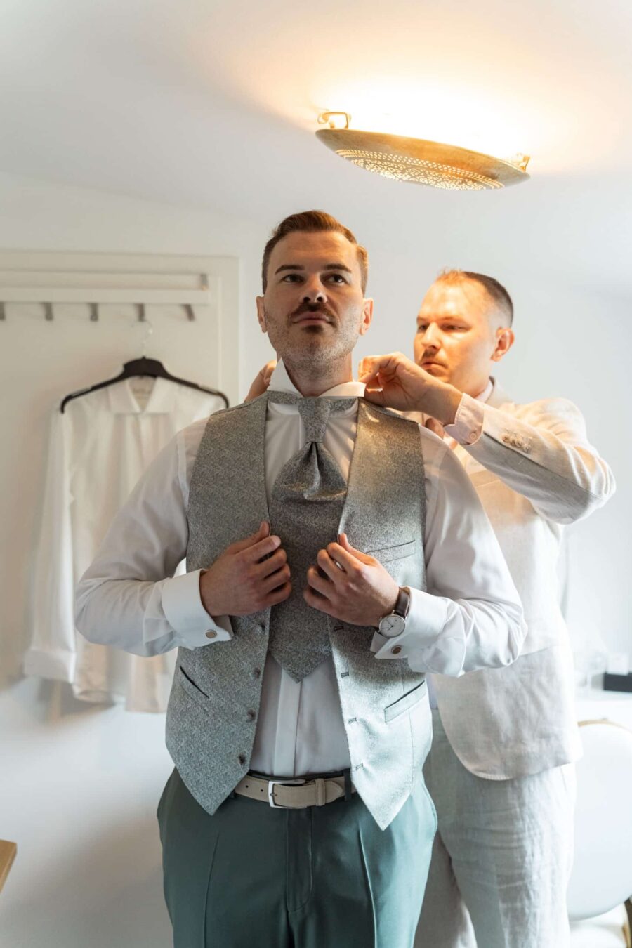 Bräutigam wird für die Hochzeit eingekleidet.