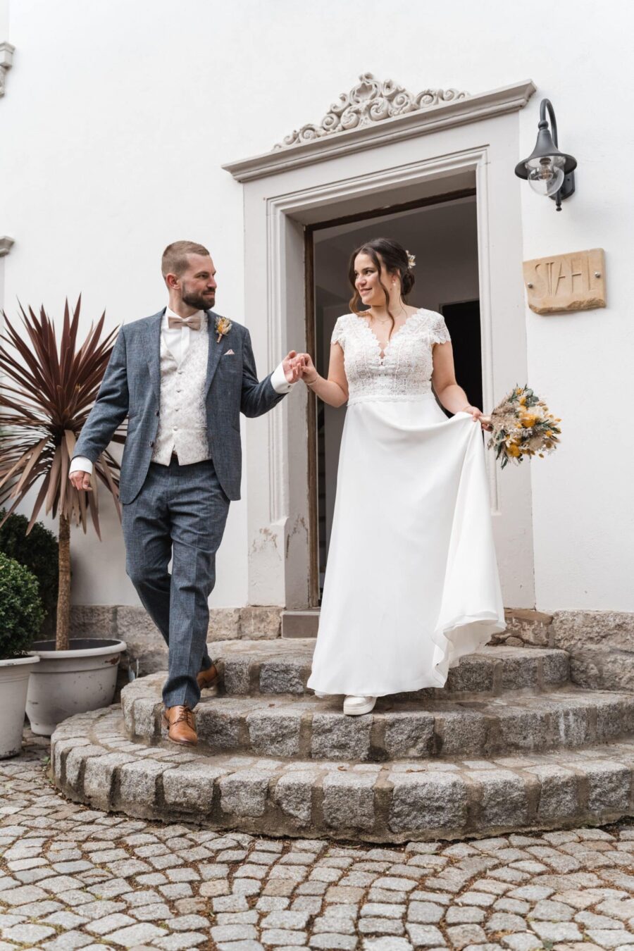 Brautpaar auf Steintreppe im Außenbereich