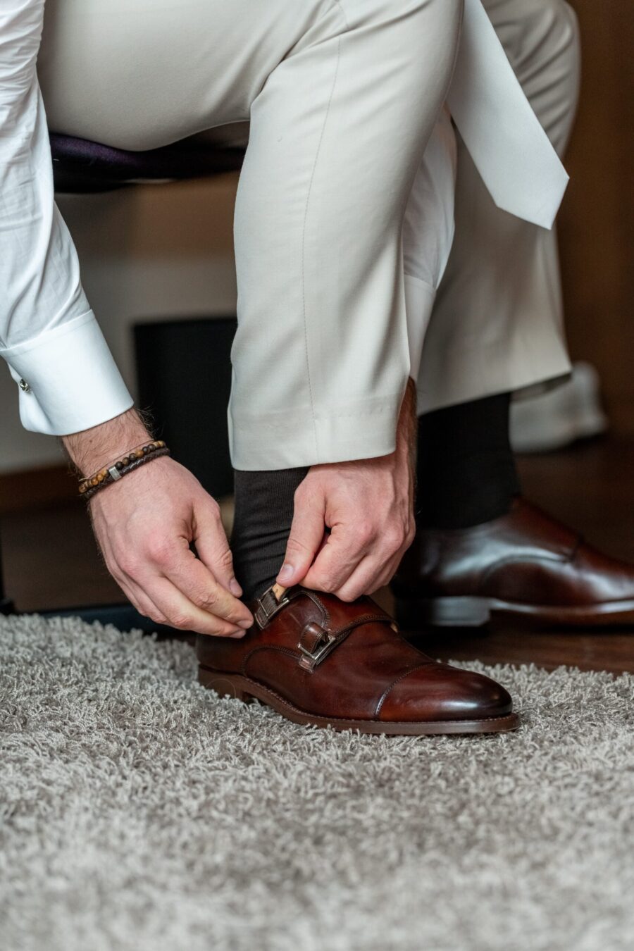 Hochzeit Villa Oriental | Editorial Summer Vibes & Live Cooking 277 Bräutigam zieht elegante Schuhe an