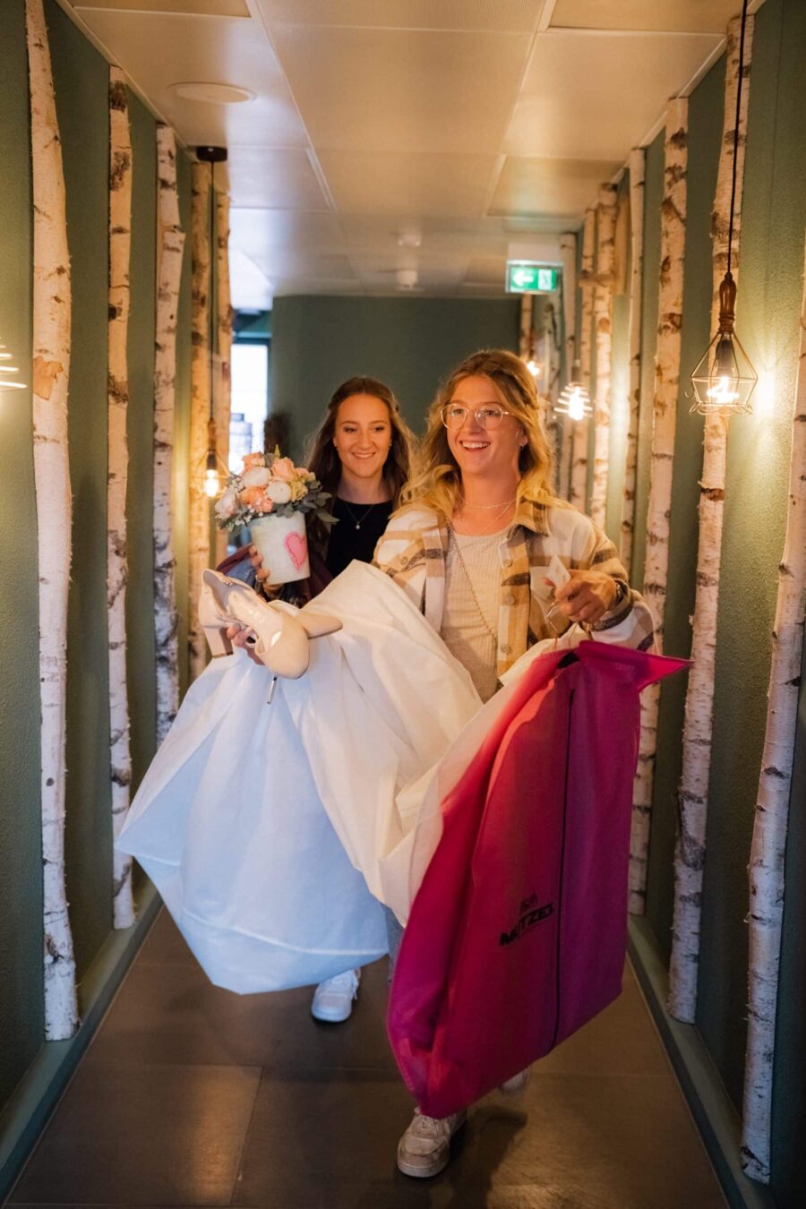 Brautjungfern tragen Brautkleid und Blumenstrauß.