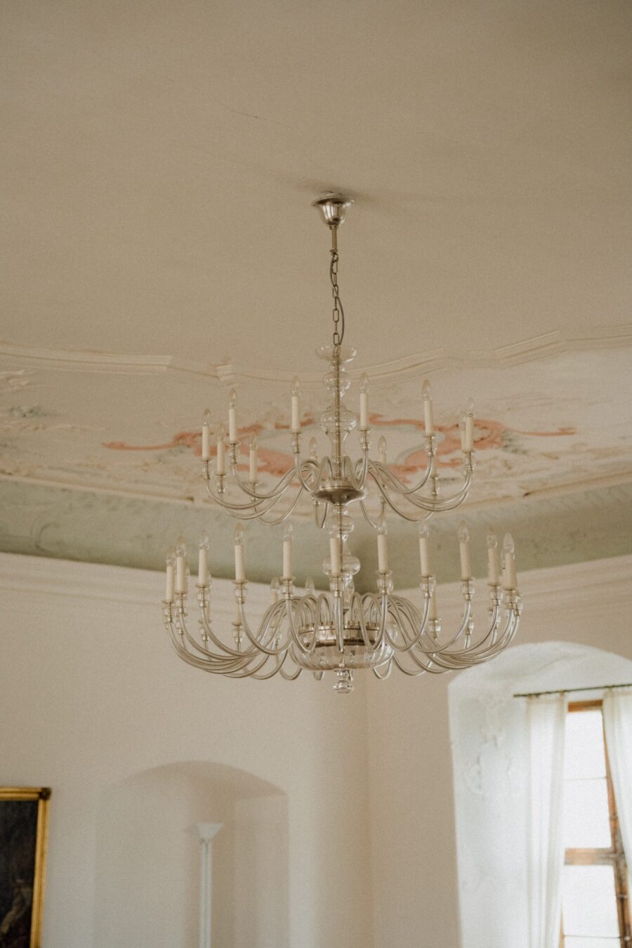 Eleganter Kronleuchter im historischen Saal