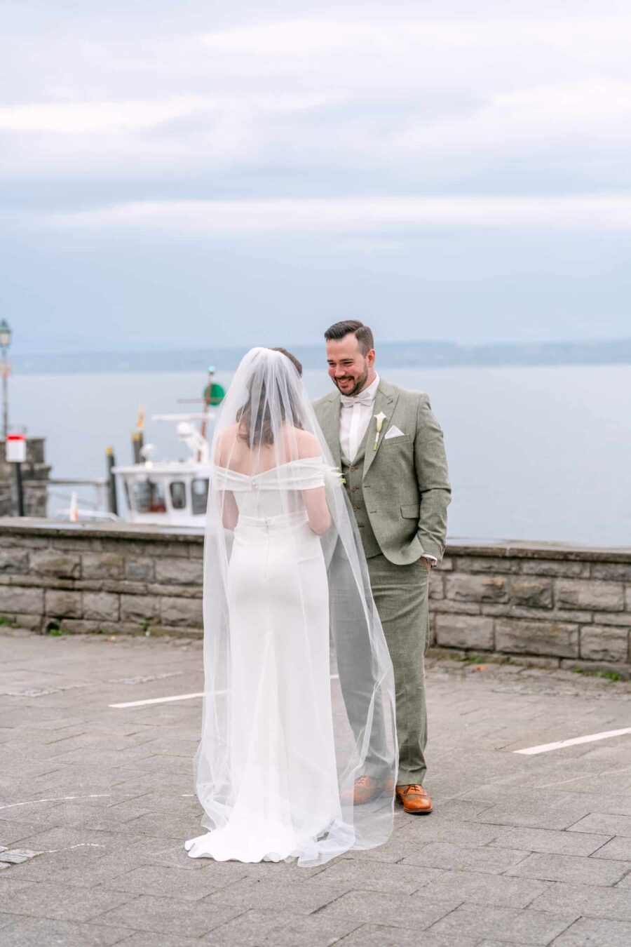 Hochzeit Insel Mainau Bodensee – Heiraten am Bodensee 125 Brautpaar beim First Look am Seeufer