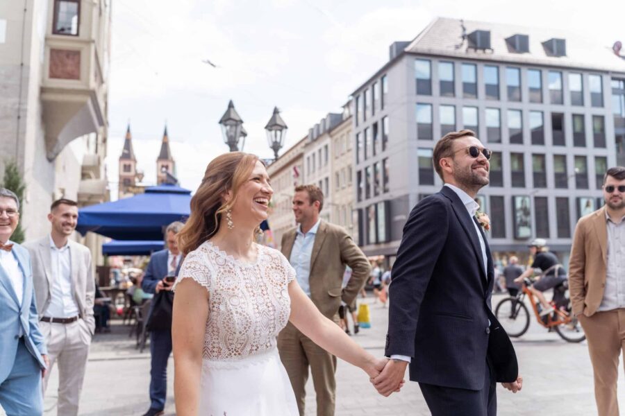 Hochzeit Steinburg Würzburg | Editorial Style & Party | Florian Knusper 2 Brautpaar spaziert fröhlich durch die Stadtumgebung