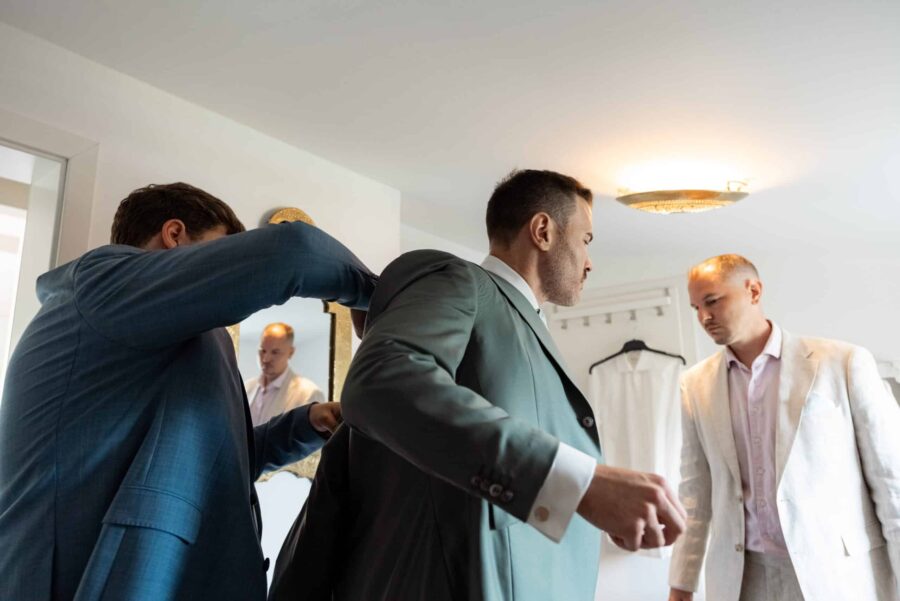 Bräutigamanzug Anprobe mit Freunden im Ankleidezimmer