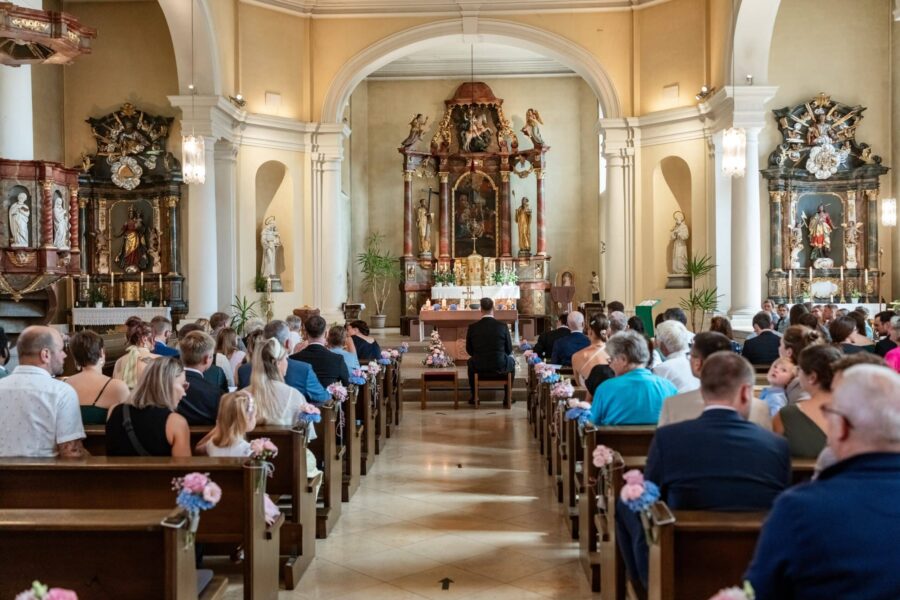 Kirchliche Trauung mit versammelten Gästen