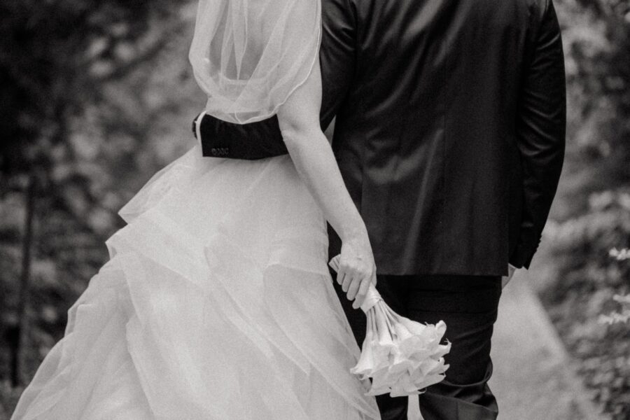 Brautpaar von hinten auf Waldweg
