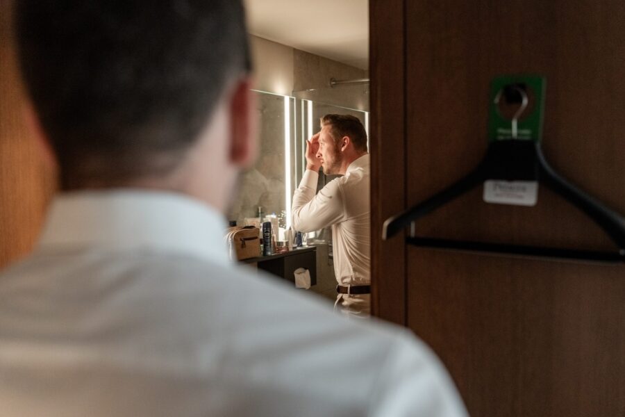 Bräutigamfrisur im Spiegel vor Hochzeit