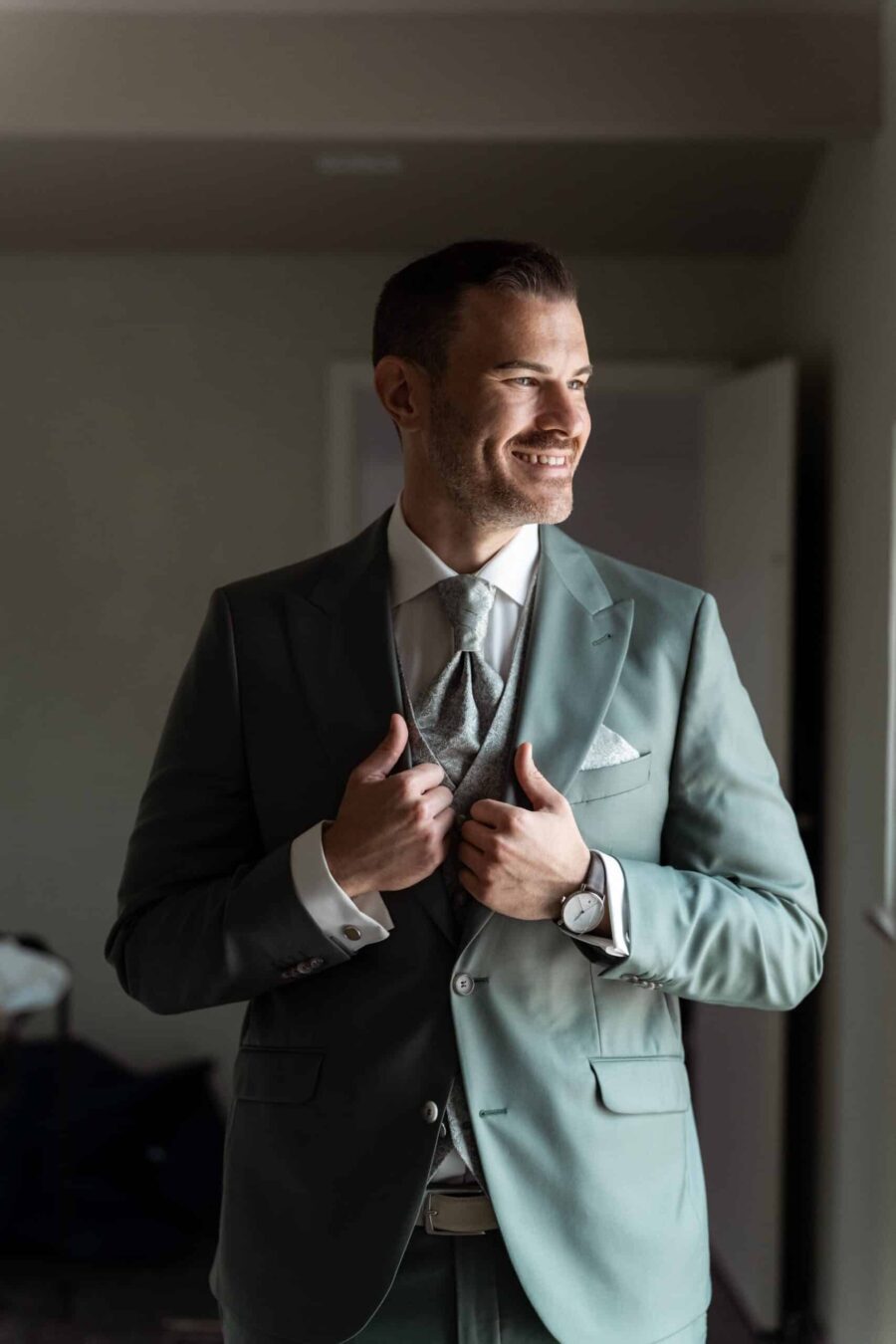 Bräutigam in eleganter Hochzeitsgarderobe