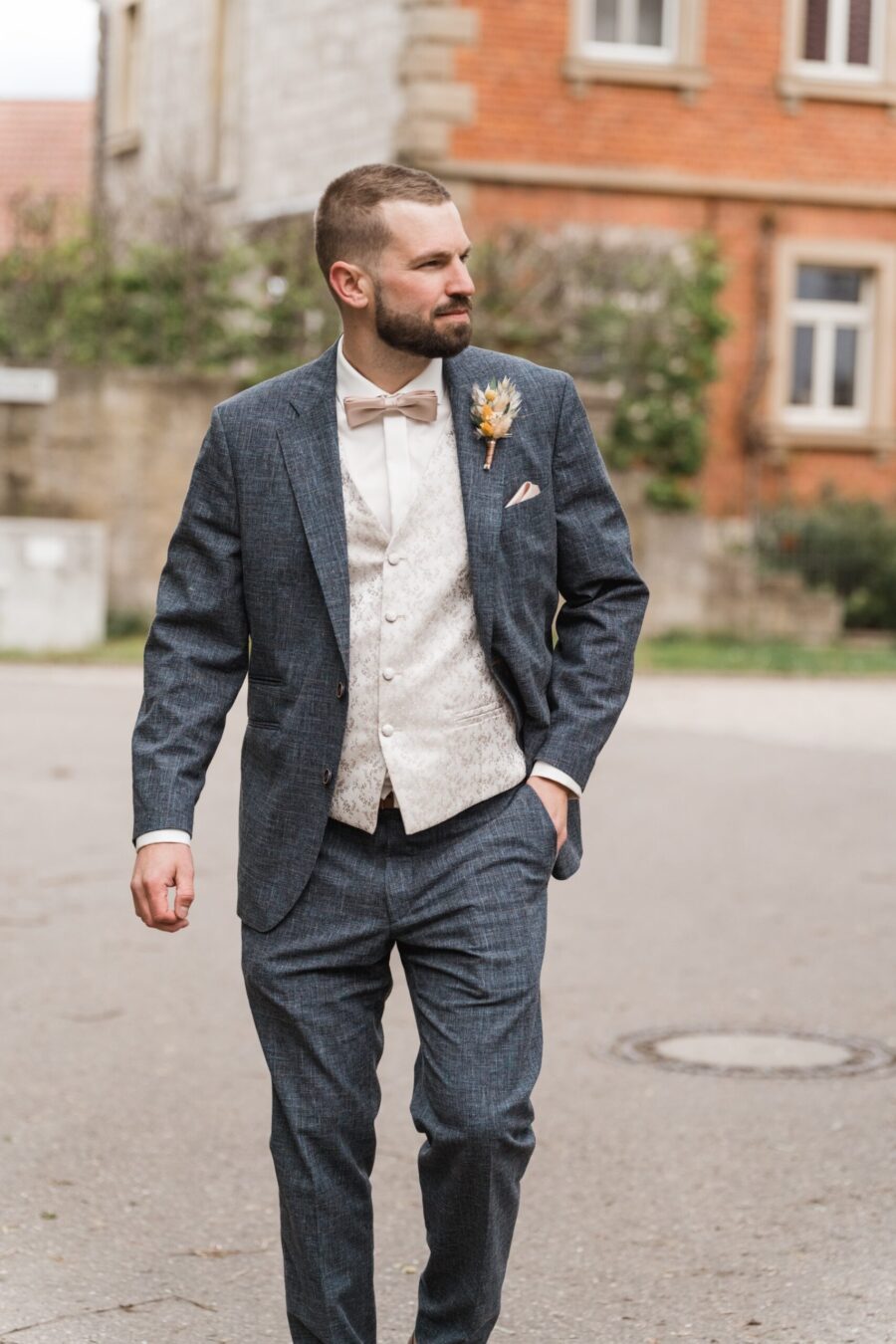 Eleganter Hochzeitsgast im Anzug auf der Straße