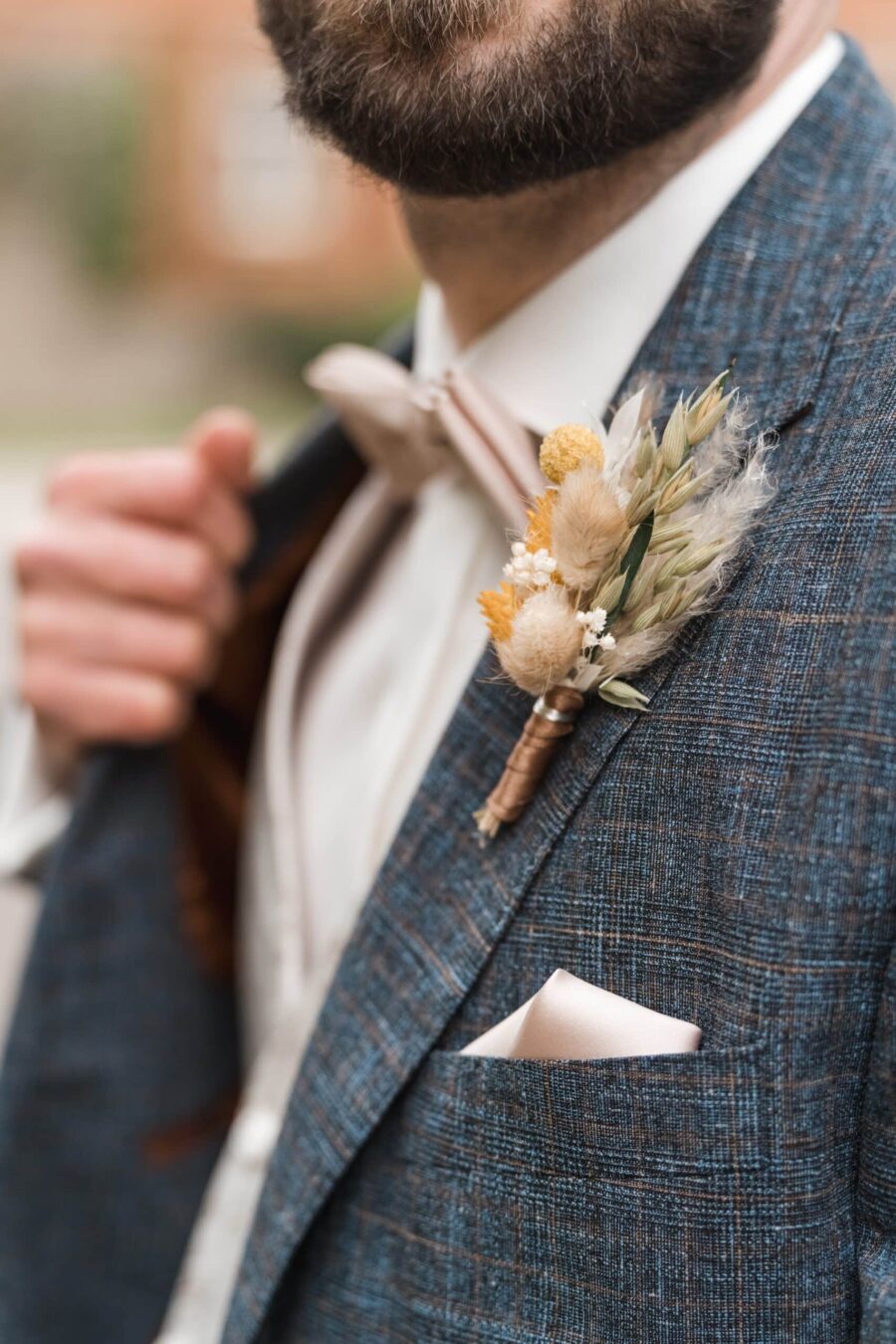 Eleganter Hochzeitsanzug mit Blumenanstecker