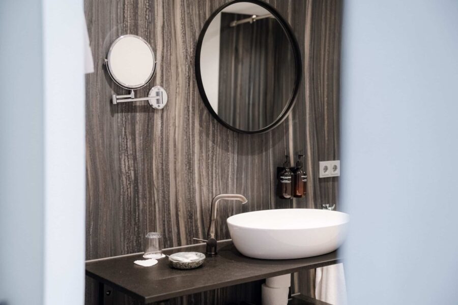 Minimalistisches Badezimmer mit Holzvertäfelung