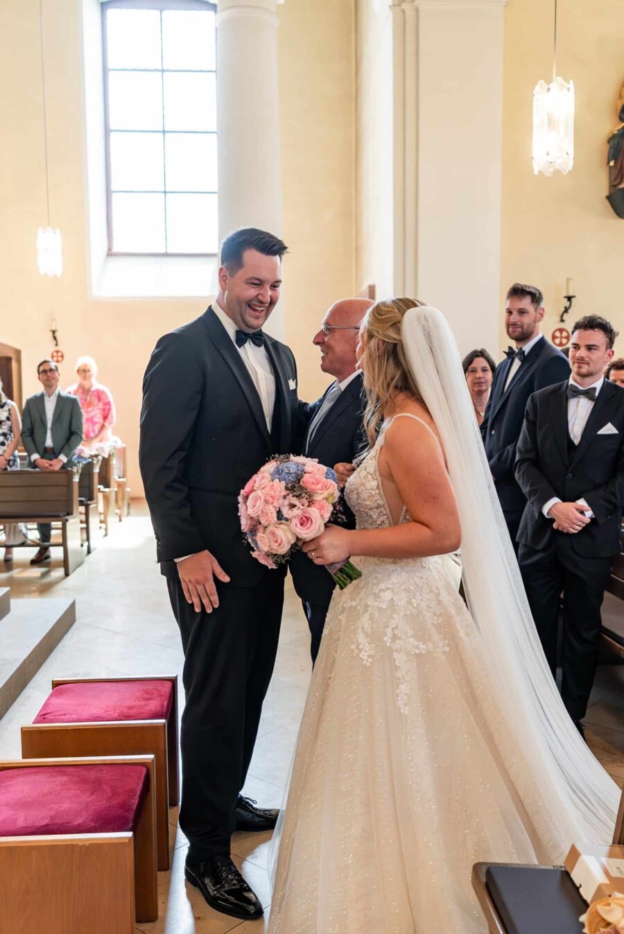 Brautpaar in Kirche vor Trauung versammelt