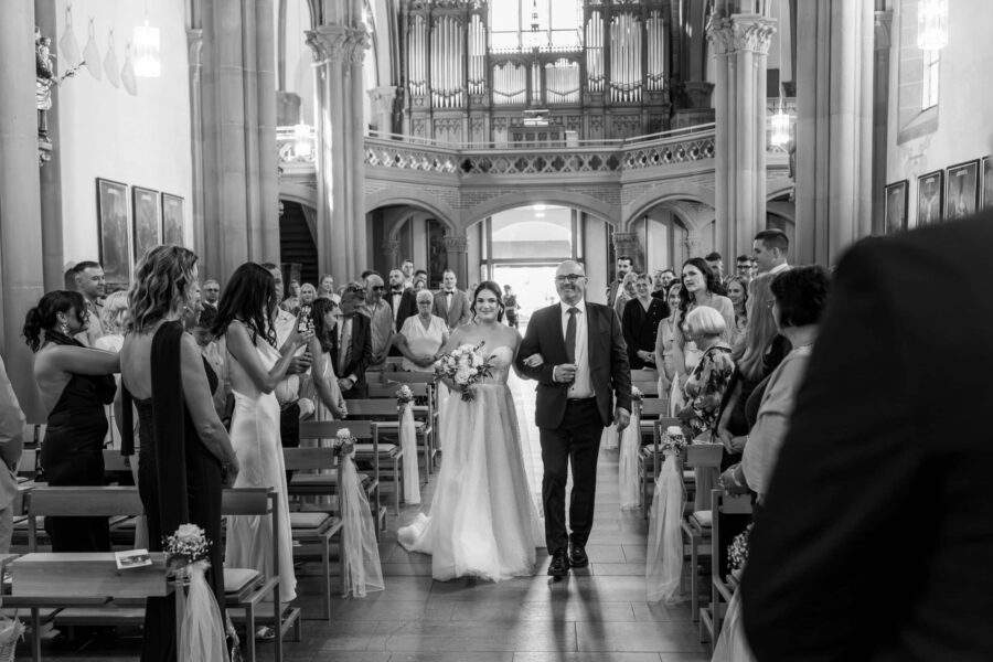 Lieder Einzug Hochzeit Kirche Hochzeit Einzug der Braut mit Blumenstrauß