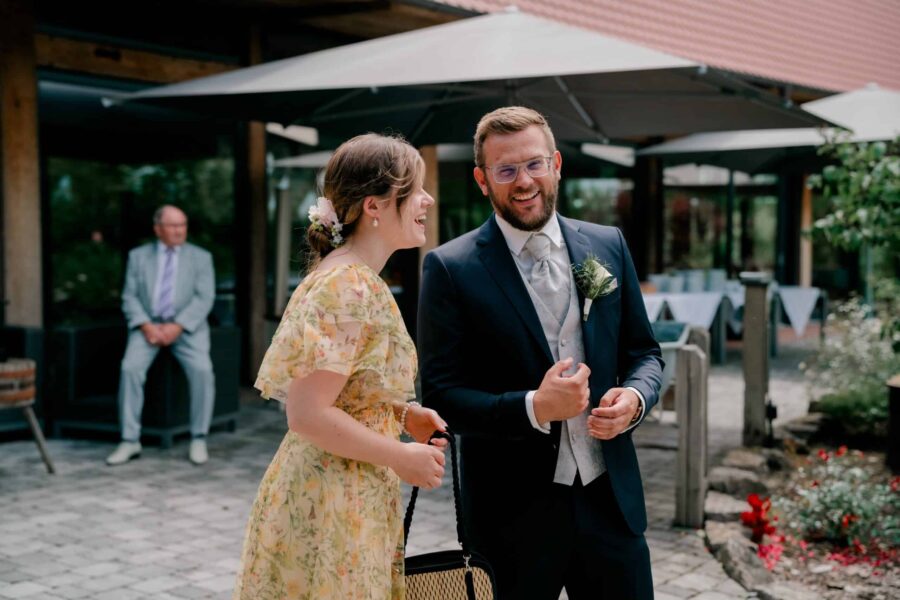 Gäste im Gespräch auf der Hochzeitsfeier draußen