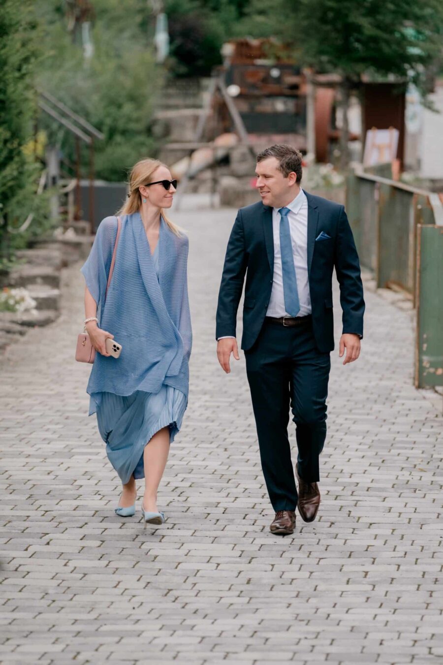 Elegantes Paar spaziert in schicker Hochzeitskleidung