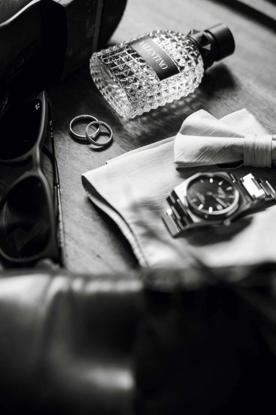 Hochzeitsaccessoires für den Bräutigam in Schwarzweiß