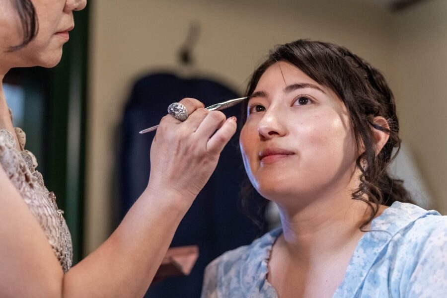 Braut beim Make-up Styling vor der Zeremonie. Hofgut Hünersdorff